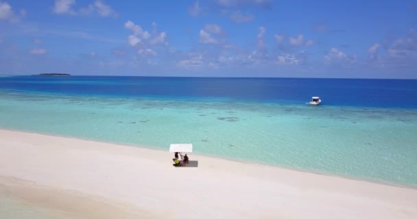 Meereslandschaft Der Malediven Menschen Unter Sonnenschirm Und Jacht Hintergrund — Stockvideo