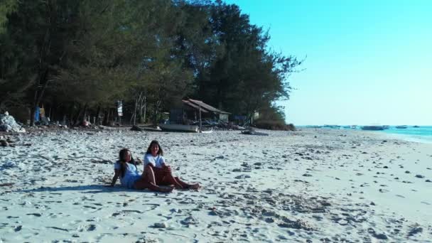坐在沙滩上的漂亮女人 — 图库视频影像