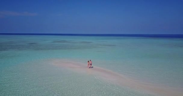 Hermosa Playa Con Agua Azul Clara Arena Dorada Pareja Relajándose — Vídeo de stock