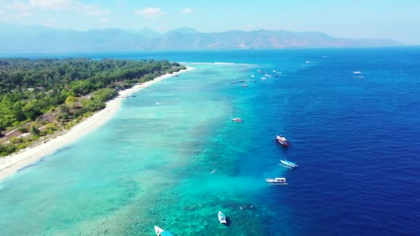 Horní Pohled Ostrovní Pobřeží Jachtami Moři Tropický Ráj Bali Indonésie — Stock video