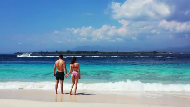 Tropikalna Scena Wyspy Młodą Uroczą Parą Cieszącą Się Wakacjami Plaży — Wideo stockowe