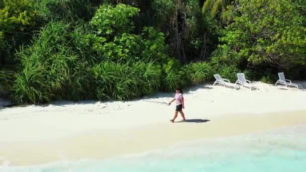 Widok Lotu Ptaka Pięknej Tropikalnej Plaży Błękitnego Krajobrazu Oceanu Kobieta — Wideo stockowe