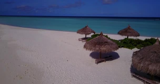 Ombrelli Paglia Sulla Spiaggia Paesaggio Estivo Delle Maldive — Video Stock