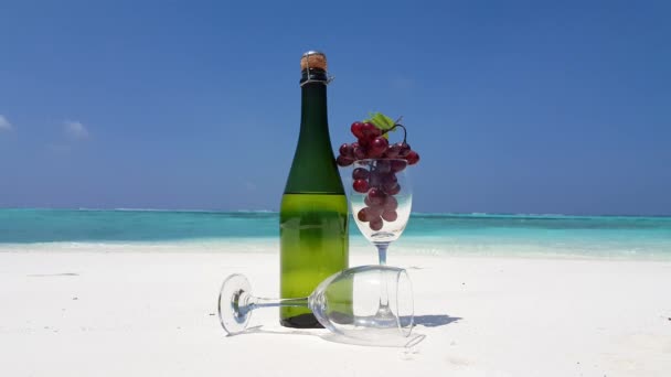 Šampaňské s brýlemi na pláži. Letní krajina přímořských oblastí na Maledivách, jižní Asie.