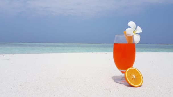 Oranje Cocktail Met Plumeria Bloem Tropische Natuur Scene Van Jamaica — Stockvideo