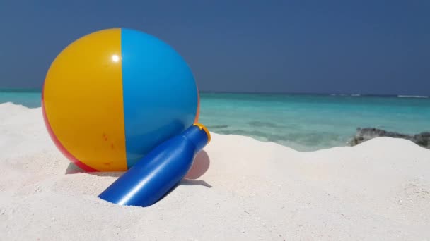 Φουσκωτή Μπάλα Κρέμα Suscreen Στην Παραλία Ηλιόλουστη Φύση Του Μπαρμπάντος — Αρχείο Βίντεο