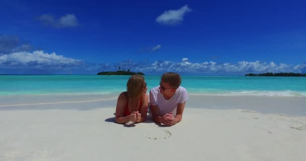 Счастливая Пара Лежащая Тропическом Пляже — стоковое видео