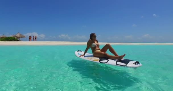 Vídeo Chica Atlética Tomando Sol Tabla Surf Balanceándose Sobre Las — Vídeo de stock