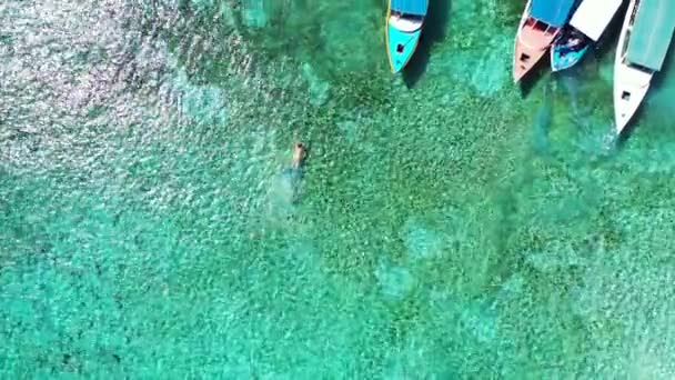 Туристи Пливуть Невеликих Човнів Екзотична Літня Подорож Балі Індонезія — стокове відео