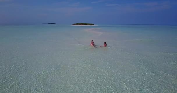 Szczęśliwa Romantyczna Para Tropikalnej Plaży — Wideo stockowe