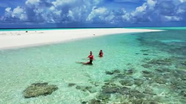 Chicas Relajándose Playa Disfrutando Hermoso Mar Isla Tropical Concepto Vacaciones — Vídeo de stock
