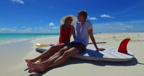 Ευτυχισμένο Ρομαντικό Ζευγάρι Στην Τροπική Παραλία — Αρχείο Βίντεο