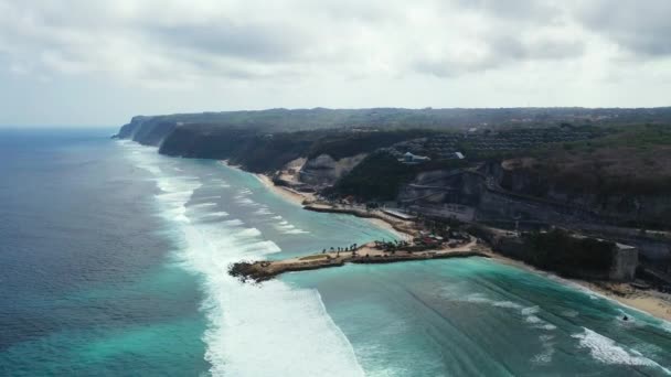 岩場の海岸の空中ビュー 夏はボラボラでリラックス フランス領ポリネシア — ストック動画