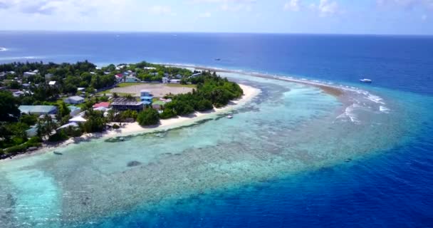 Vliegen Boven Malediven Eiland Zomervakantie — Stockvideo