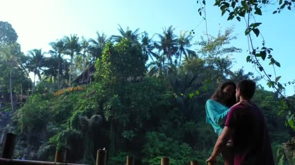 Doi Turiști Romantici Care Stau Împreună Aer Liber Lângă Cascadă — Videoclip de stoc