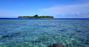 Turkuaz kristal okyanus suyu. Tropikal ada yakınlarındaki yaz cenneti görüntüleri.