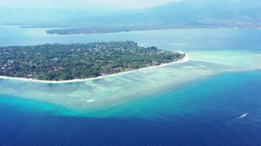 Yaz günü yeşil adanın üzerinde uçmak. Bali 'de Tatil.