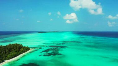 Canlı turkuaz deniz manzarası. Tayland yaz gezisi.