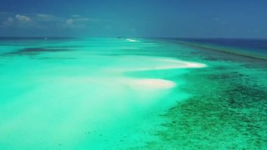 Neon turkuaz suyu olan deniz burnu. Bahamalar, Karayipler 'de yaz sahnesi.