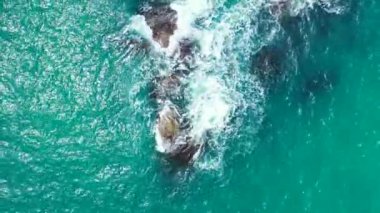 Taşlı turkuaz deniz kıyısı. Bali 'de deniz manzarası. 