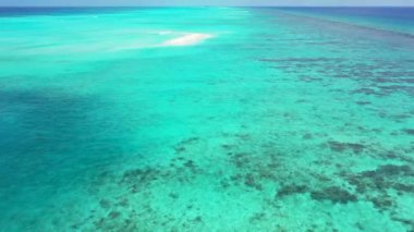 Gündüz vakti Brigt turkuaz deniz manzarası. Bali 'de yaz tatili.
