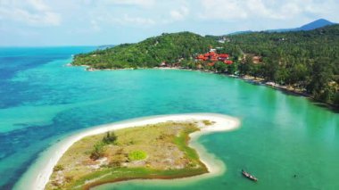 Yeşil dağların yakınındaki kayalık sahil. Dominik Cumhuriyeti, Karayipler 'in güneşli doğası.