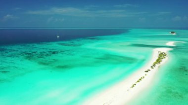 Turkuaz deniz kenarında uzun kum yolu. Endonezya, Bali 'de yaz tatili. 