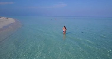 Çekici kız arkadaşıyla tropik okyanusta dinlenen bir adam. Yaz yolculuğu konsepti videosu