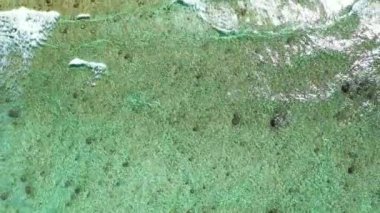 Dalgalı sığ suyun üst görüntüsü. Bora Bora 'ya seyahat, Fransız Polinezyası.