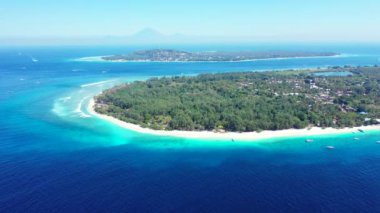 Güneşli deniz manzarası İHA 'dan izleniyor. Barbados, Karayipler 'e egzotik yolculuk.