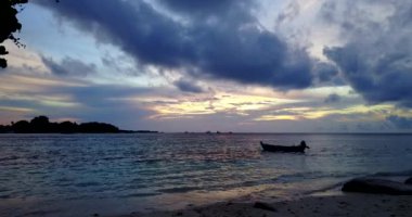 Sahil kenarında sıcak gün batımı. Dominik Cumhuriyeti, Karayipler 'in şaşırtıcı doğası.