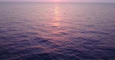 Gün batımında pembe güneş ışığı denize yansıyor. Bali, Endonezya 'ya egzotik yaz gezisi. 