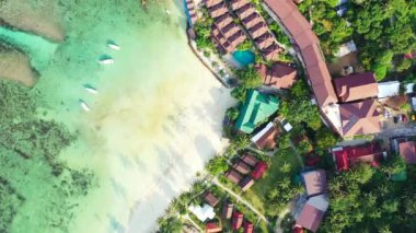 Adanın en iyi tatil köyü manzarası. Güney Asya, Maldivler 'de egzotik tatil.