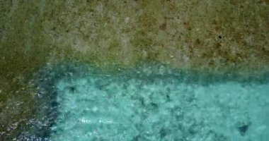 Adada sığ deniz suyu. Tayland 'a yaz yolculuğu.