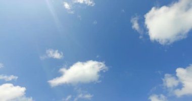 Beyaz bulutlu mavi gökyüzü. Tayland 'a Seyahat.