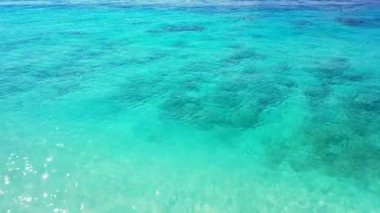 Parlak dalgalı su doğal arka plan. Tayland 'da yaz mevsimi.  