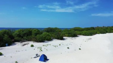 Yeşil adada kristal deniz suyu. Tayland, Asya 'da yaz tatili. 