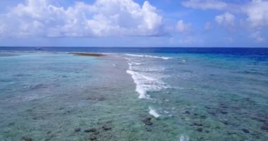 Kristal tropikal okyanusun şeffaf suyu, inanılmaz okyanus manzarası yaz tatili eğlencesi