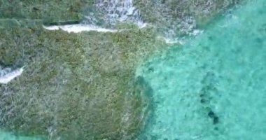 Alt manzaralı dalgalı deniz suyu. Antigua 'nın Doğa Manzarası.