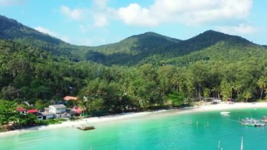 Yeşil dağların ve gündüz sahil şeridinin manzarası. Hawaii, ABD 'ye yaz gezisi.