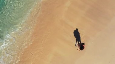 Genç ve güzel çiftin tropik adanın sahillerinde eğlenirken çekilmiş en iyi görüntü. 