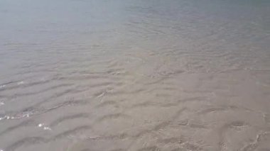 Dalgalar ve dalgalarla su yüzeyi