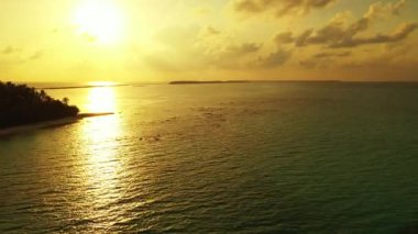 Deniz kenarında inanılmaz bir gün batımı manzarası. Dominik Cumhuriyeti, Karayipler 'de yaz tropik sahneleri. 