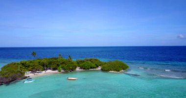 Tekneler kıyıya yanaştı. Güney Asya, Maldivler 'de egzotik tatil.