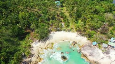 Dağlardaki kayalık sahil manzarası. Tayland 'da egzotik tatil. 