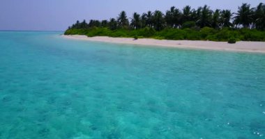 Güneşli tropikal ada insansız hava aracının gözünden görülüyor. Hawaii, ABD 'nin egzotik manzarası.