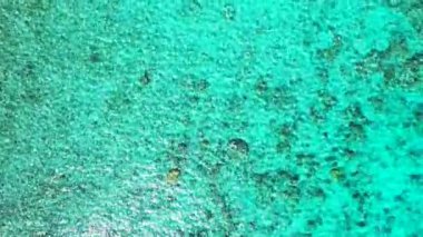 İnsansız hava aracından görünen deniz suyu yüzeyi. Tayland 'a yaz yolculuğu.