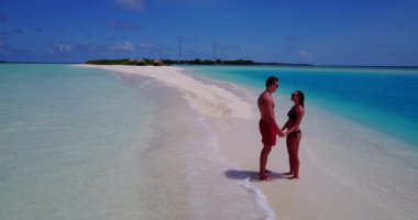 Balayı tatili, Tayland 'da tropikal sahilde romantik, genç ve mutlu bir çift..