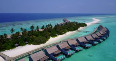 Tropikal adada sıcak bungalovlar. Endonezya, Bali 'deki egzotik manzara.  