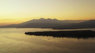 Deniz kenarında altın gün batımı. Endonezya, Bali 'de yaz tatili.   